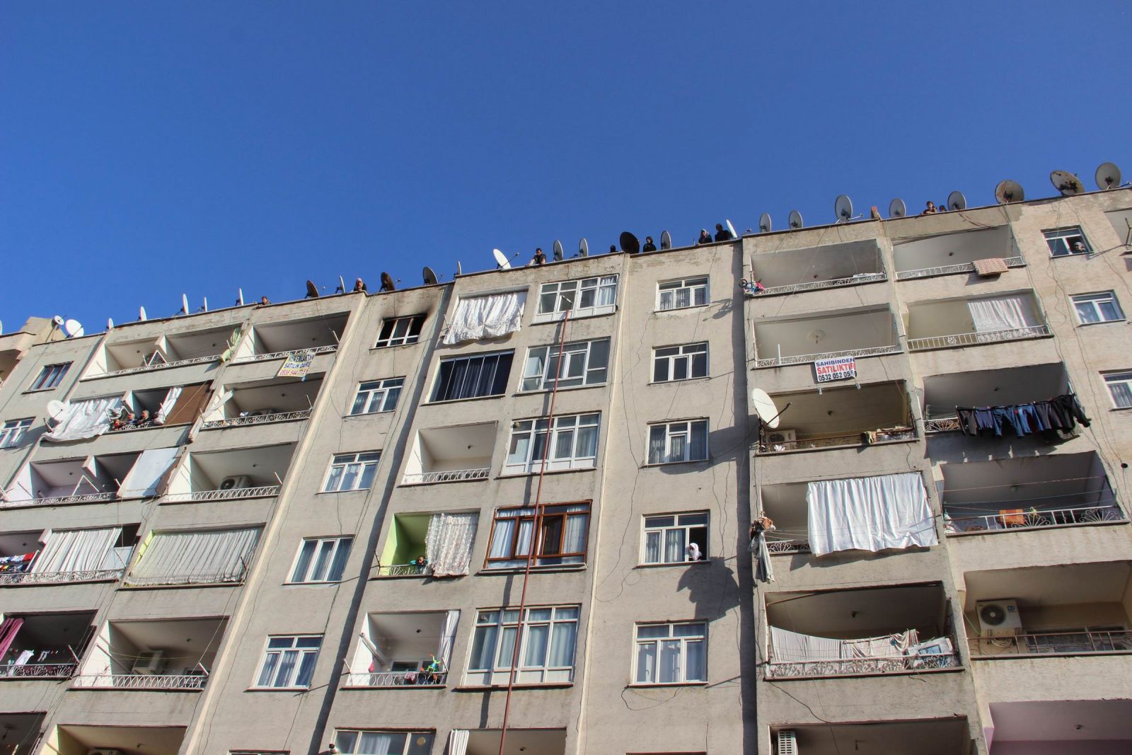 Evi yanan kadın baygınlık geçirdi, herkes izledi