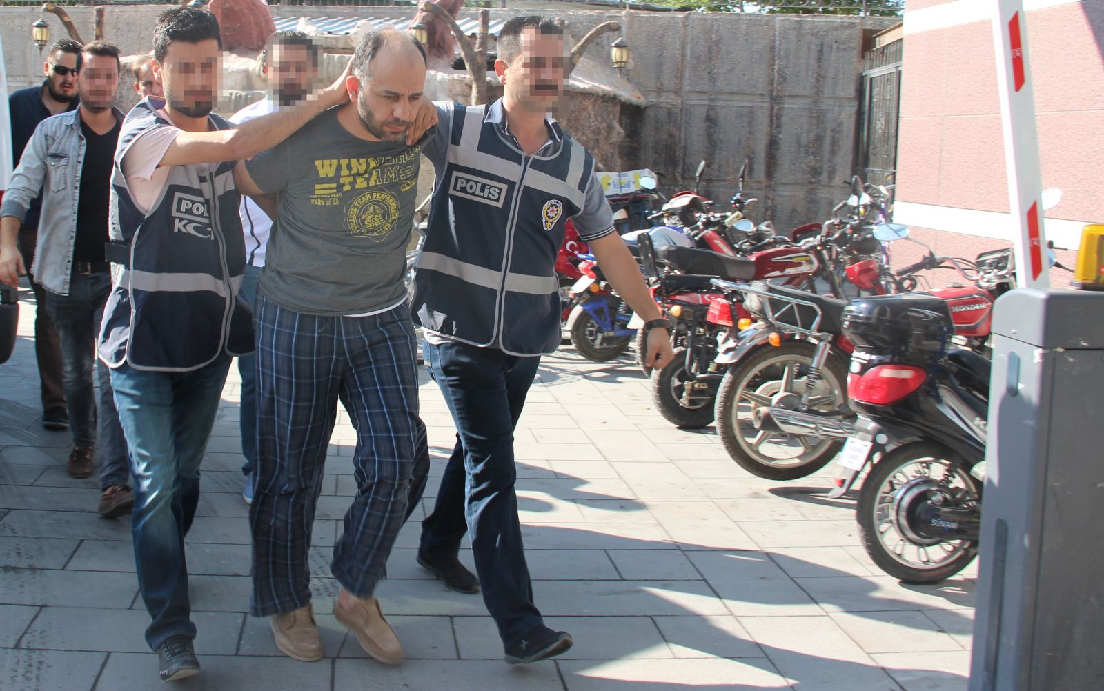 Darbeci Albaylar İstanbul'a gönderildi