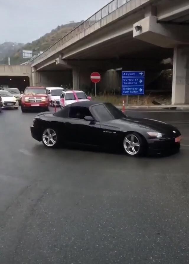 Lüks otomobillerle yolu kapattılar... Ağır cezalara rağmen işte böyle drift yaptılar