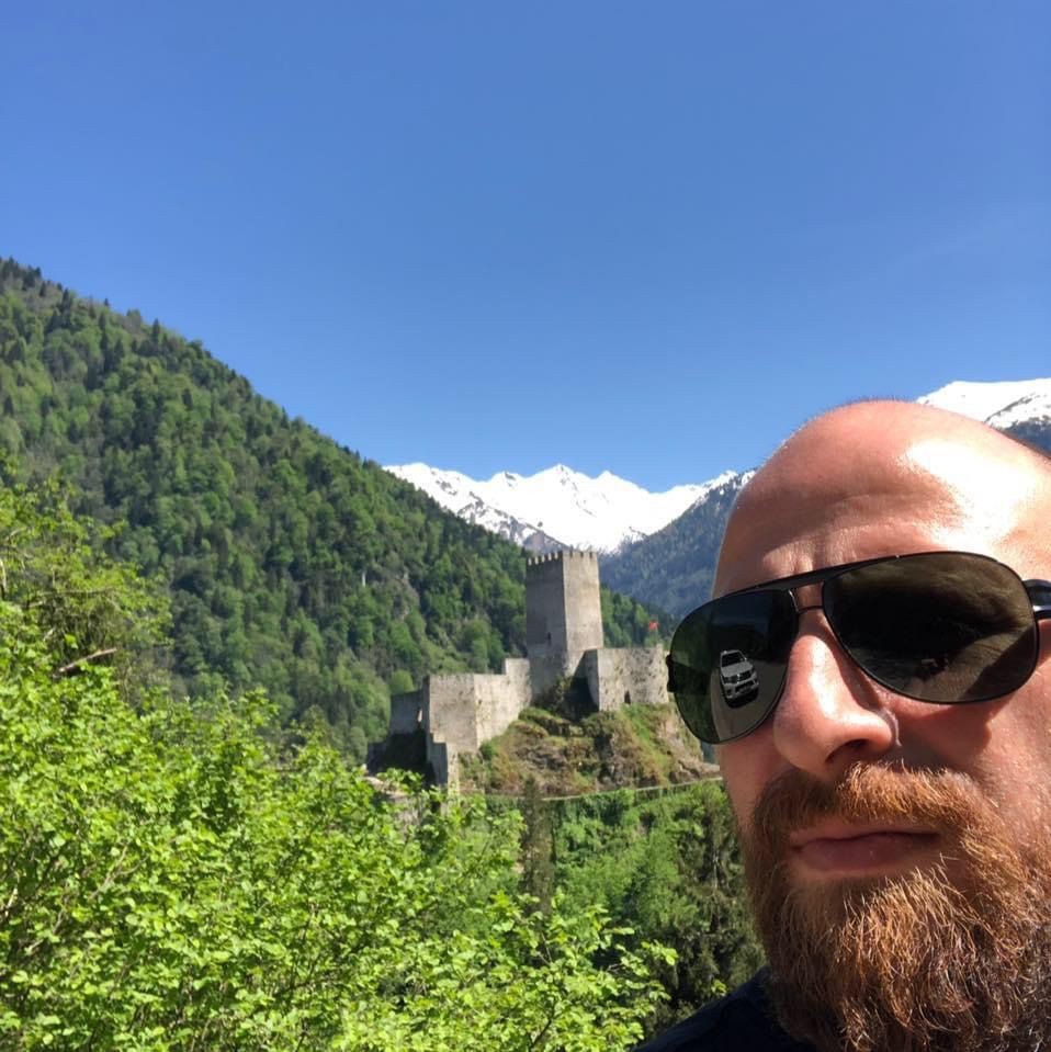 Arkadaşlarına ‘beni yalnız bırakın’ dedi, odaya girenler ceset ile karşılaştı