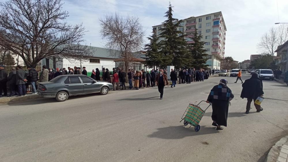 TMO'da ayçiçeği yağı 129 liradan satışa sunuldu, vatandaş sıraya girdi