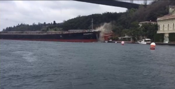 Hekimbaşı Salih Efendi Yalısı'na çarpan gemi Türkiye'den ayrıldı