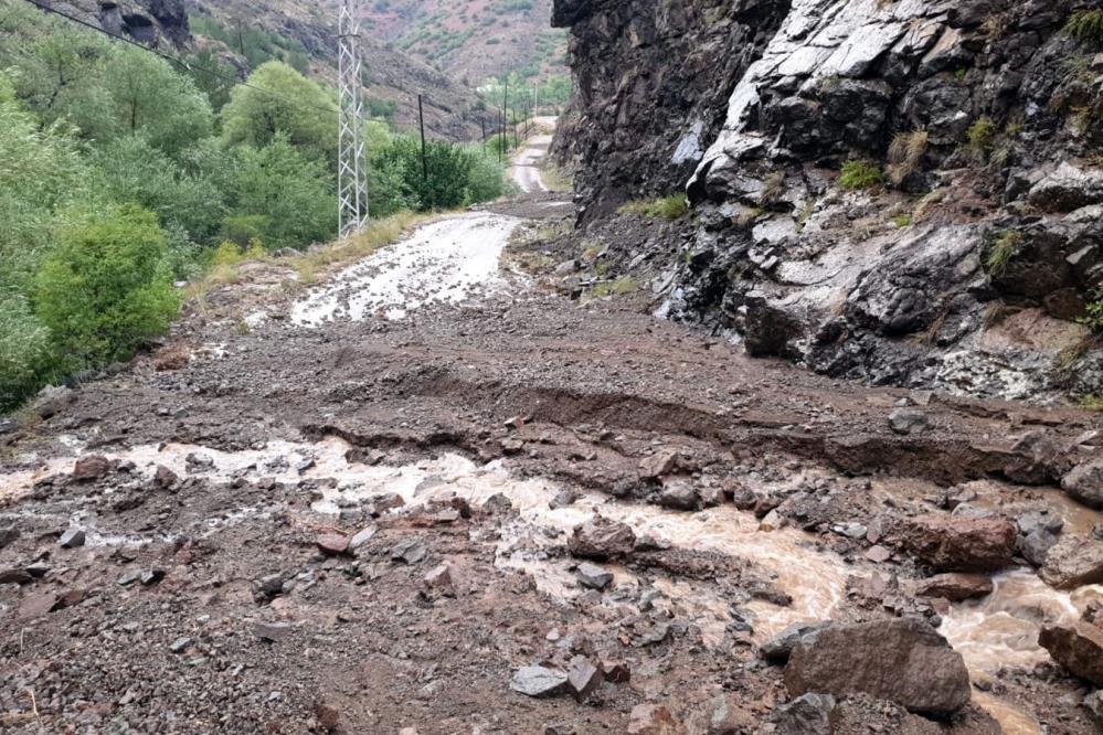 Sağanak 10 dakika sürdü, hayat felç oldu