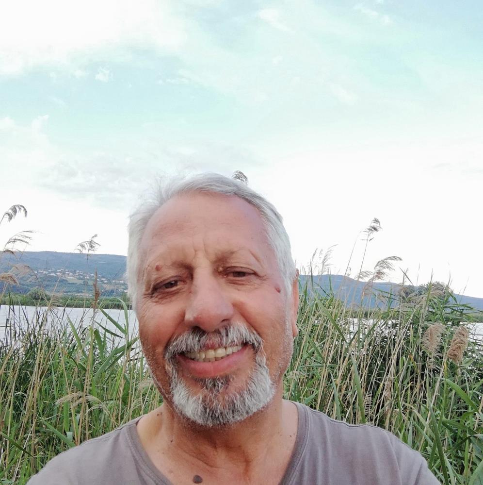 Emekli öğretmen eşini bıçaklayıp, intihar etti