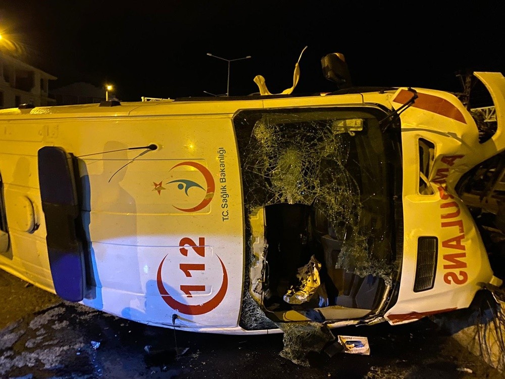 Van'da feci kaza: Vakaya giden ambulans belediye aracı ile çarpıştı