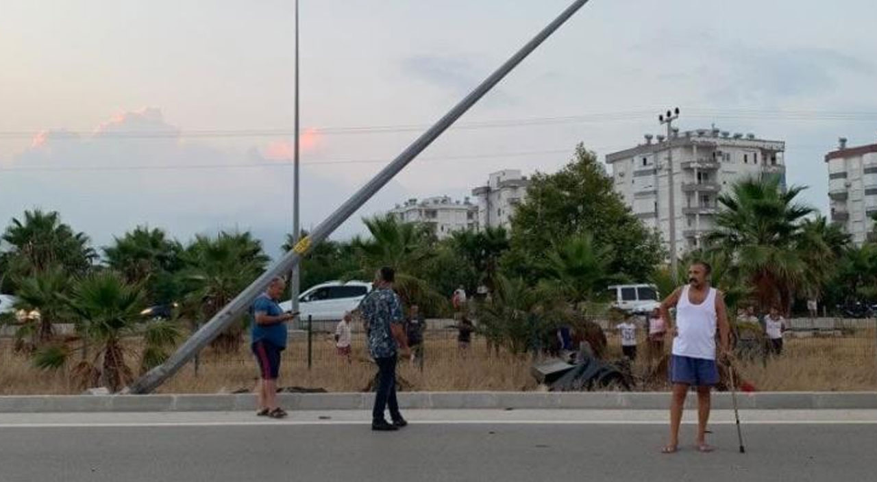 Antalya’da feci olay: Otomobil ikiye bölündü, baba-kız hayatını kaybetti