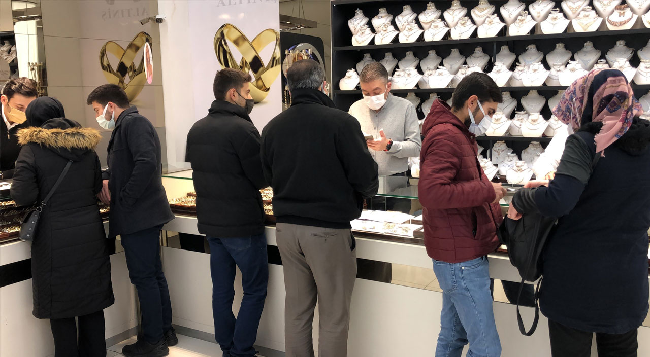 Altın fiyatları düşüşe geçti: Vatandaşlar kuyumculara koştu