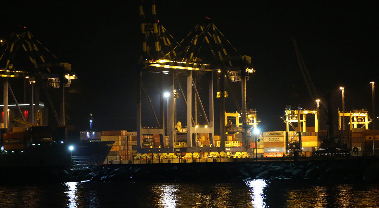 İskenderun'da su alan gemi battı, personel tahliye edildi