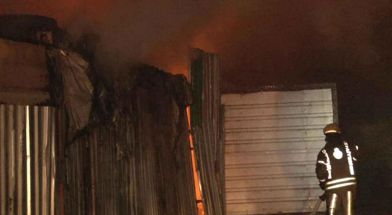 Ümraniye’de korkutan yangın: Geri dönüşüm deposunda yangın çıktı