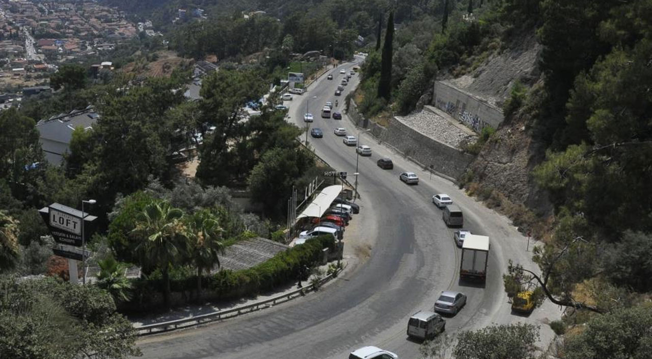 Ölüdeniz’de bayram yoğunluğu: Trafik tıkandı, plajlar doldu taştı