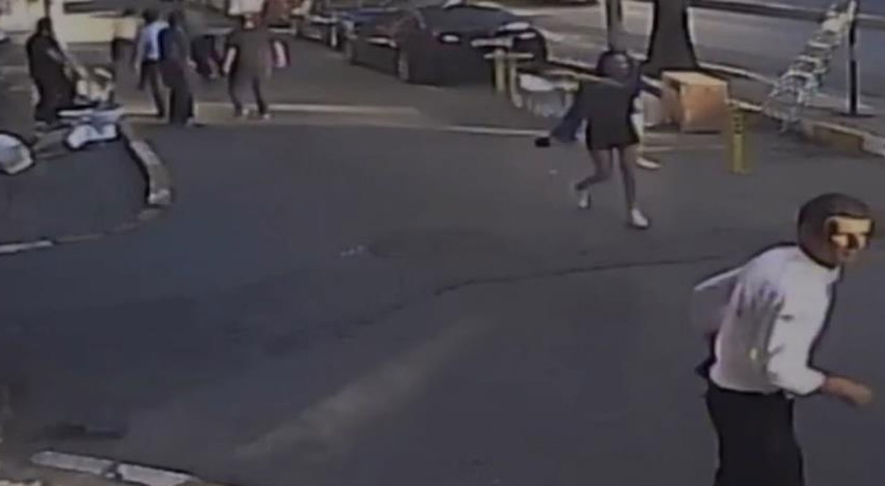 Karaköy’de ortalık savaş alanına döndü: Tekme ve yumruklar havada uçuştu