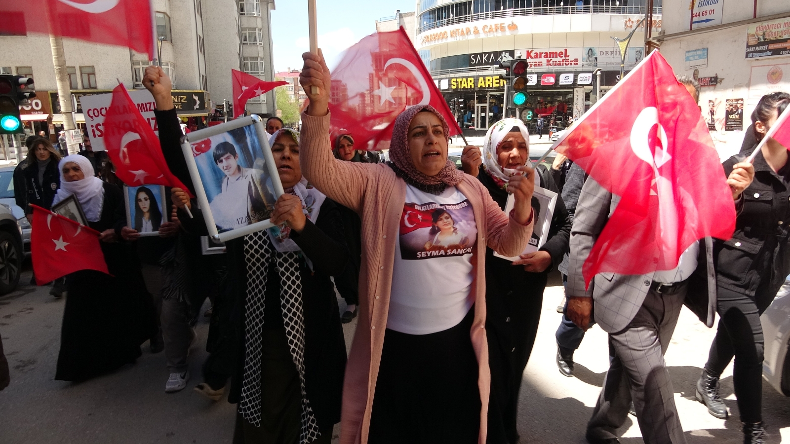 Evlat nöbetindeki anneden kızına çağrı: Gel, benim dayanacak gücüm kalmadı