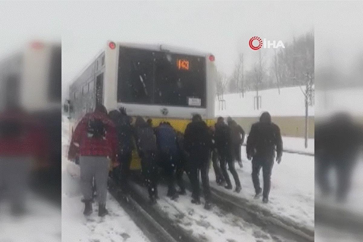 İstanbul'da yollar buz pistine döndü, vatandaş zor anlar yaşadı