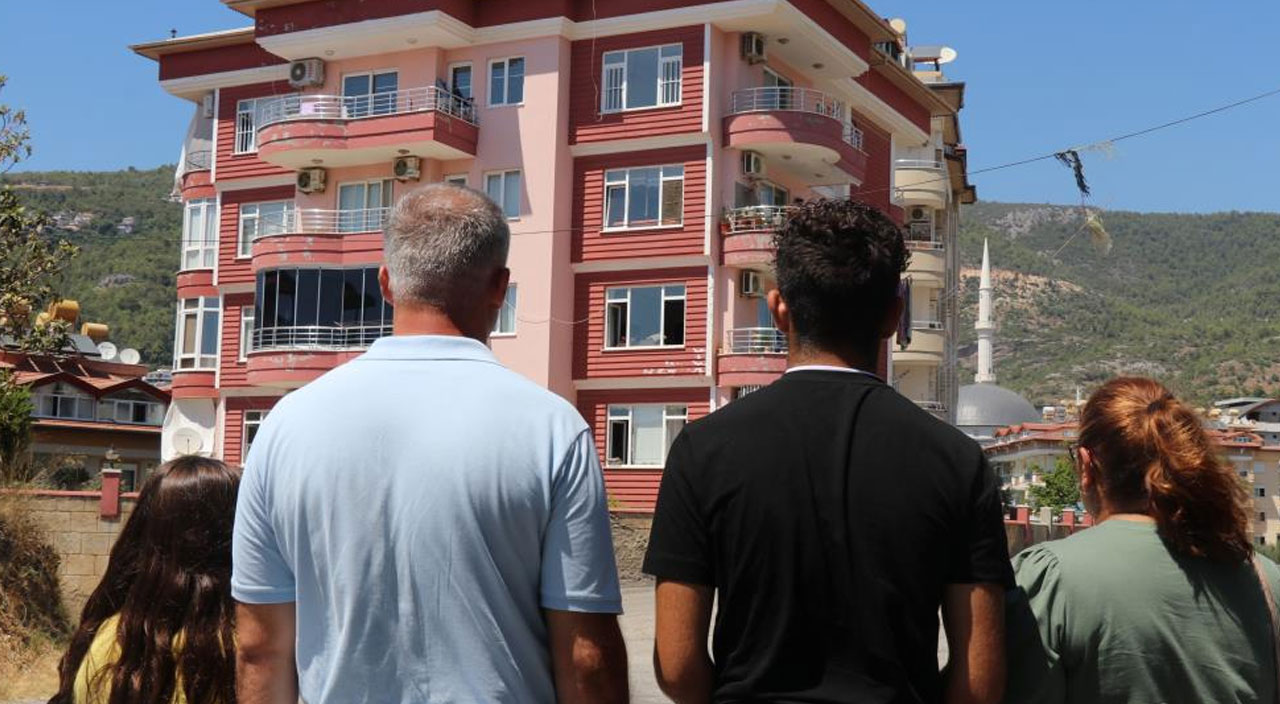 Hayallerle aldığı dairesine evdeki tanımadığı kişi yüzünden uzaktan bakabiliyor