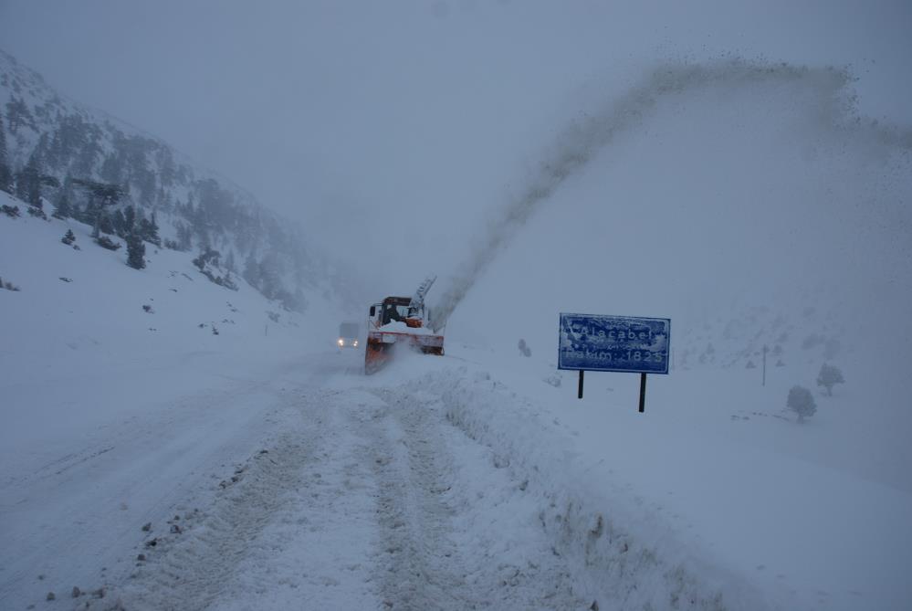 Antalya-Konya karayolunda tır ve otobüslere izin verilmiyor, bir çok mahallenin yolları kapandı