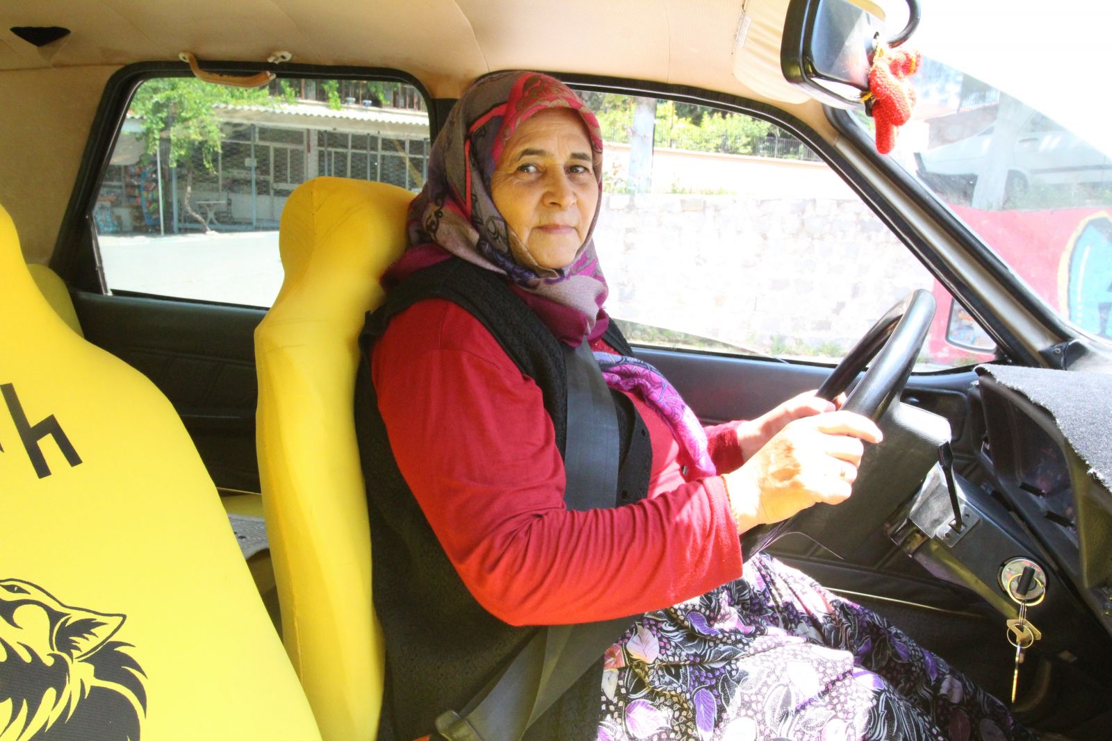 Balıkesir'de Dudu Teyze 64 yaşında ehliyet aldı