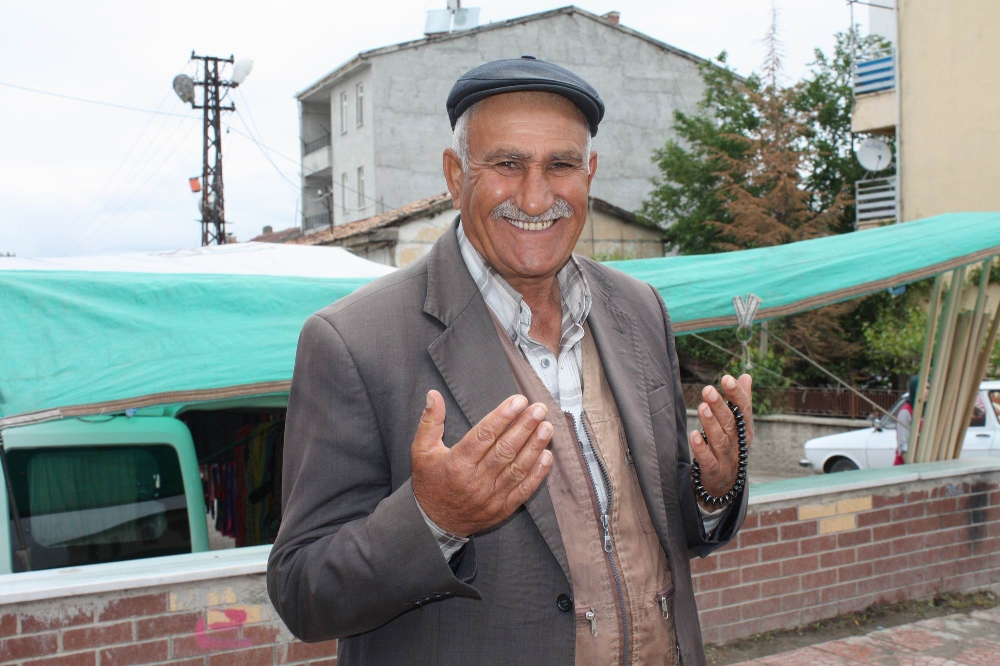 Tüm ilçe her hafta aynı anda dua ediyor