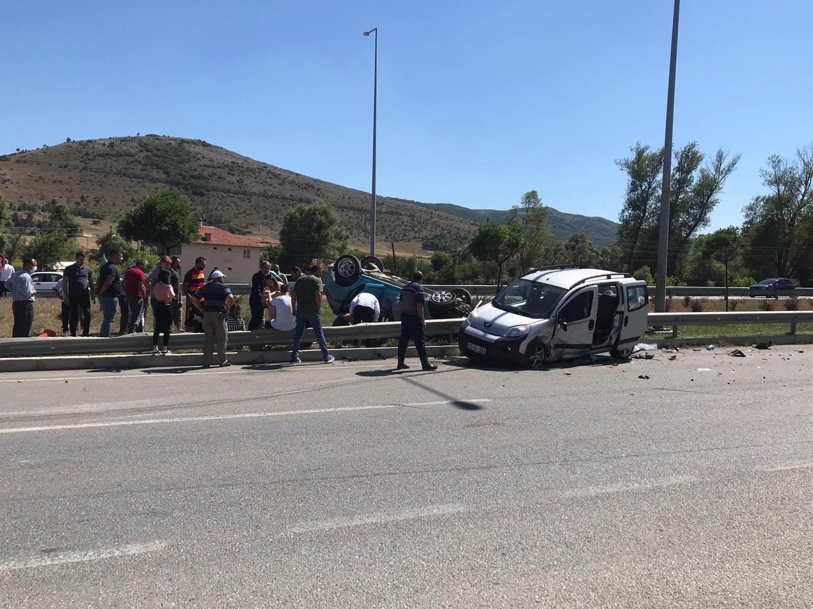 Düğün konvoyunda feci kaza: Çok sayıda yaralı var