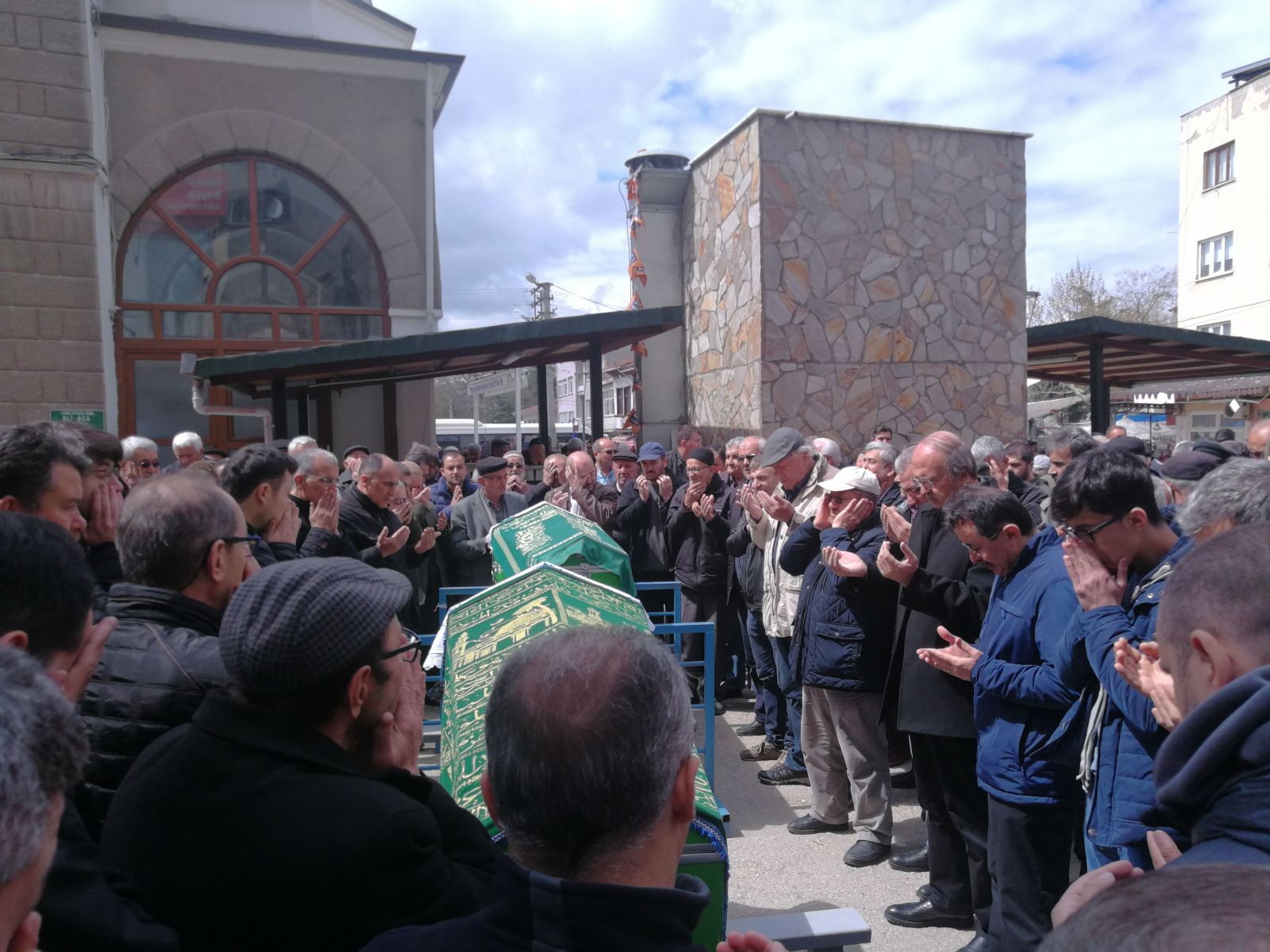 Düğün dönüşü kazada ölen iki kardeş toprağa verildi