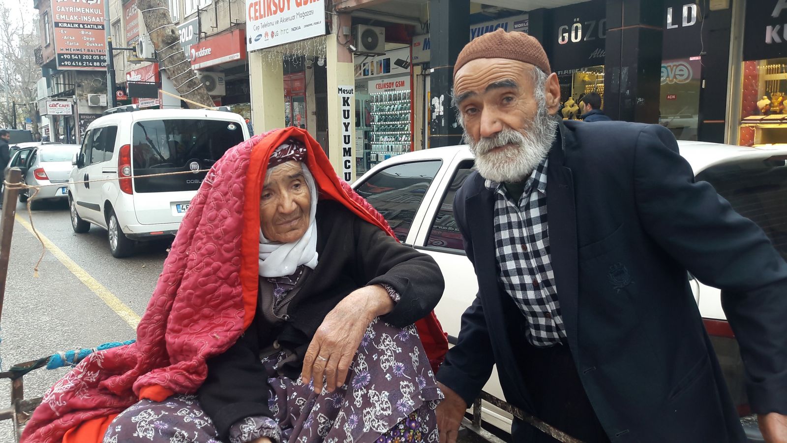 Dünyanın yükü üzerinde! Görenlerin yüreklerini burktu