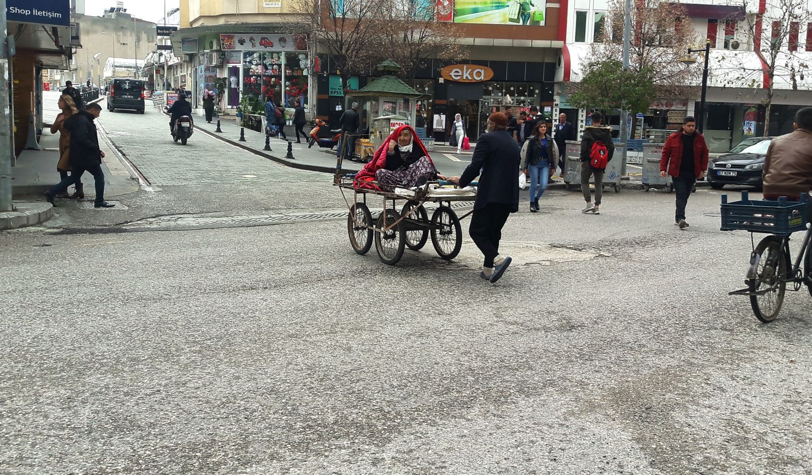 Dünyanın yükü üzerinde! Görenlerin yüreklerini burktu
