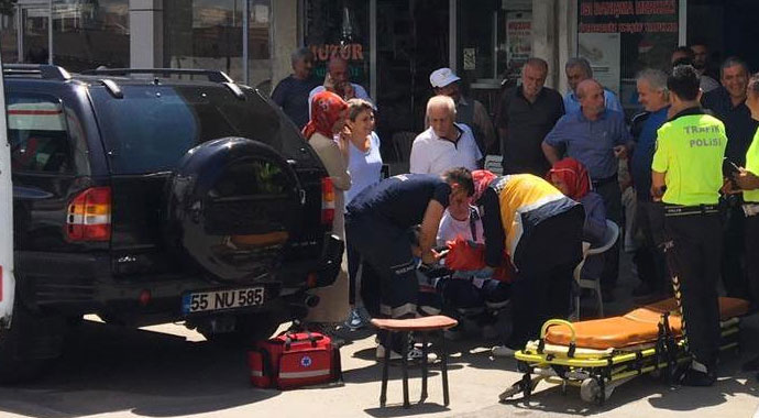 Duran arabaya çarpan yaya yaralandı