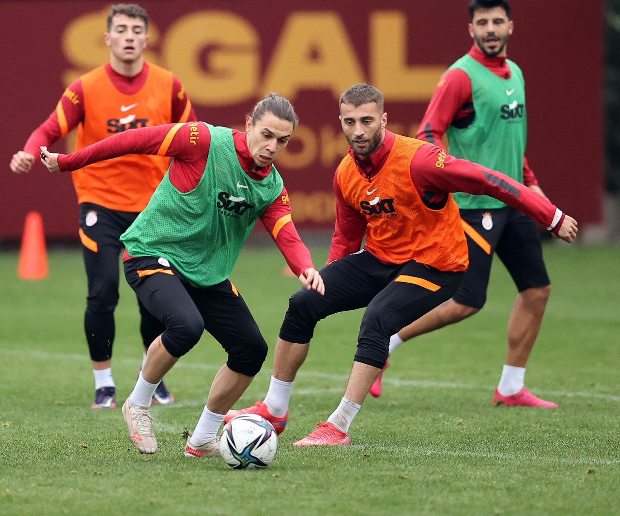 Fatih Terim'den oyuncularına derbi taktiği: Önce kafada kazan Fatih Terim'den oyuncularına derbi taktiği: Önce kafada kazan