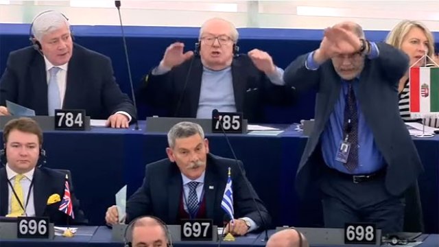 Türklere hakaret eden faşist Altın Şafak üyesi AP oturumundan kovuldu