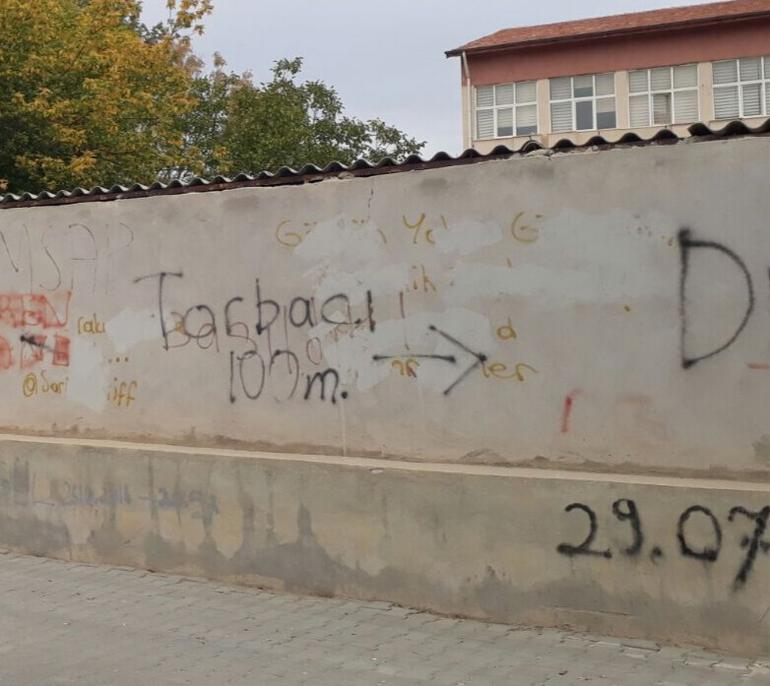 Okul duvarında suça davetiye