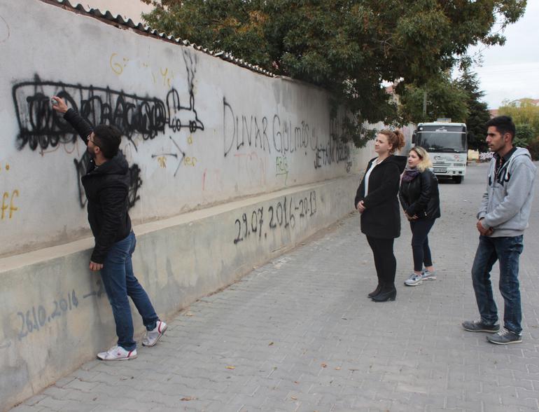 Okul duvarında suça davetiye