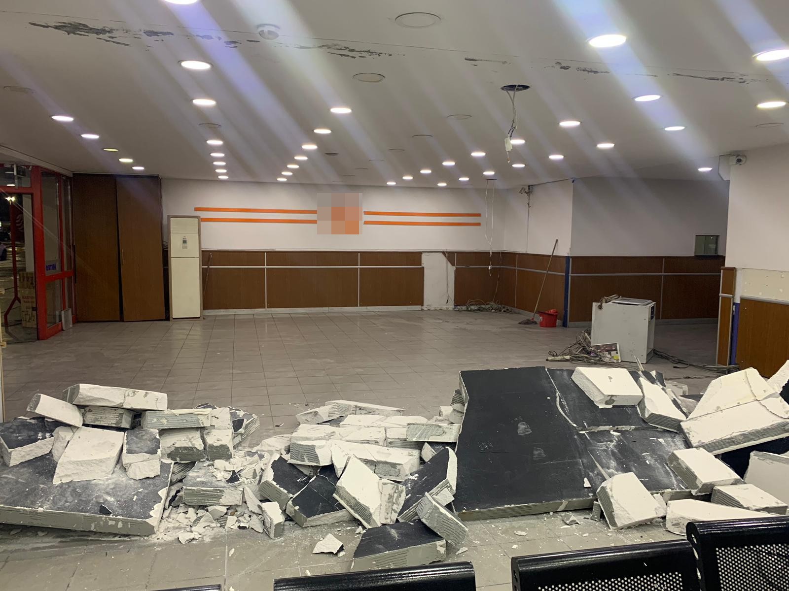 Esenler Otogarı’nda akılalmaz olay! Duvarı çekiçle yıktı!