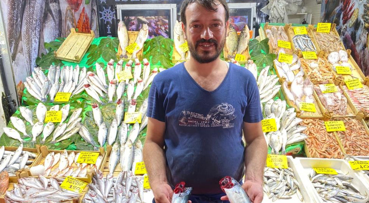 Av yasağı bitti balık tezgahları şenlendi: Karaköy’de balıklar tezgahlarda yerini aldı