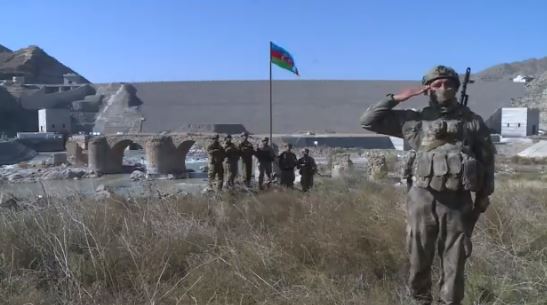 Tarihi Hudaferin Köprüsü'ne Azerbaycan bayrağı dikildi