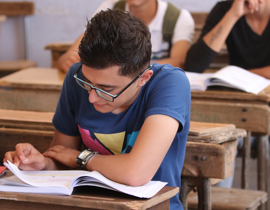 Afrin merkezinde teröristlerin durdurduğu eğitim yeniden başladı