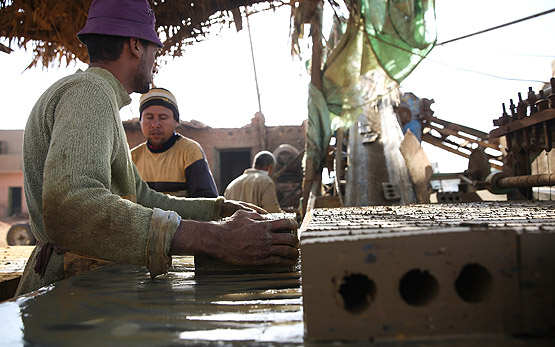 Mısır'da ekmeğini taştan çıkaran işçiler