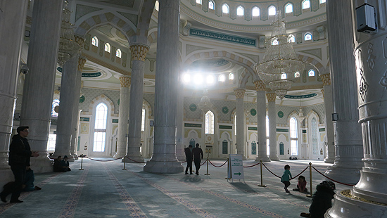 Orta Asya'nın ikinci büyük camisine ziyaretçi akını
