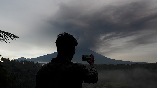 Agung Yanardağı yeniden kül püskürtmeye başladı