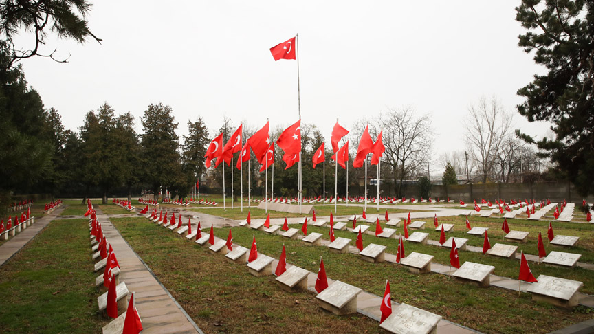 Bakan Canikli, Bükreş Türk Şehitliği'ni ziyaret etti