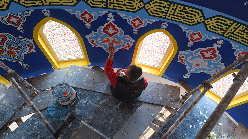 Süleymaniye'deki tüm camilerin süslemesi ona emanet