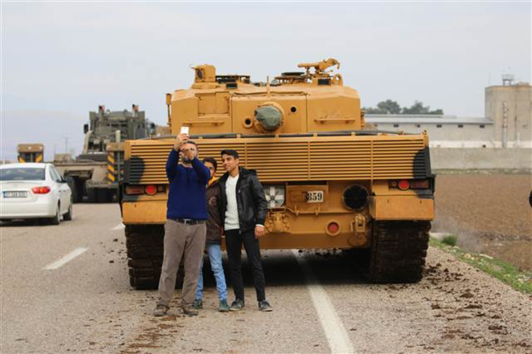 Vatandaşlar, Mehmetçik'i sevgi ve duayla sınır ötesine uğurladı