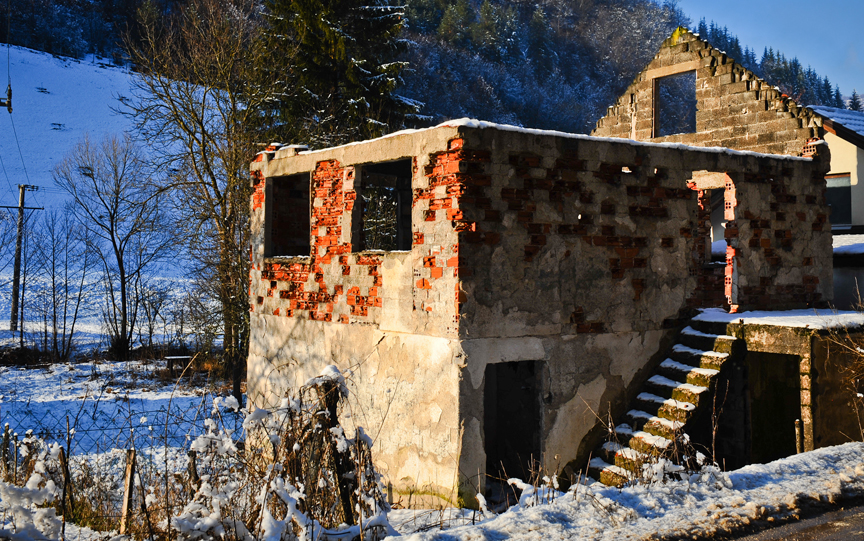 Bosna'daki savaşın çığlığı, terk edilmiş evlerde bugün de yankılanıyor