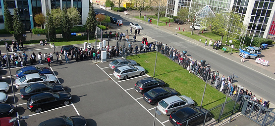 Almanya'daki sandıklarda uzun kuyruklar oluştu