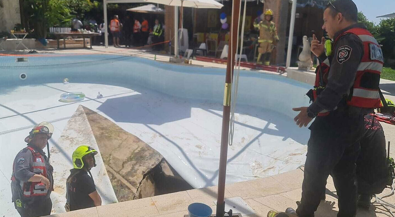 Havuzda obruk faciası: İki kişiyi yuttu Havuzda obruk faciası: İki kişiyi yuttu