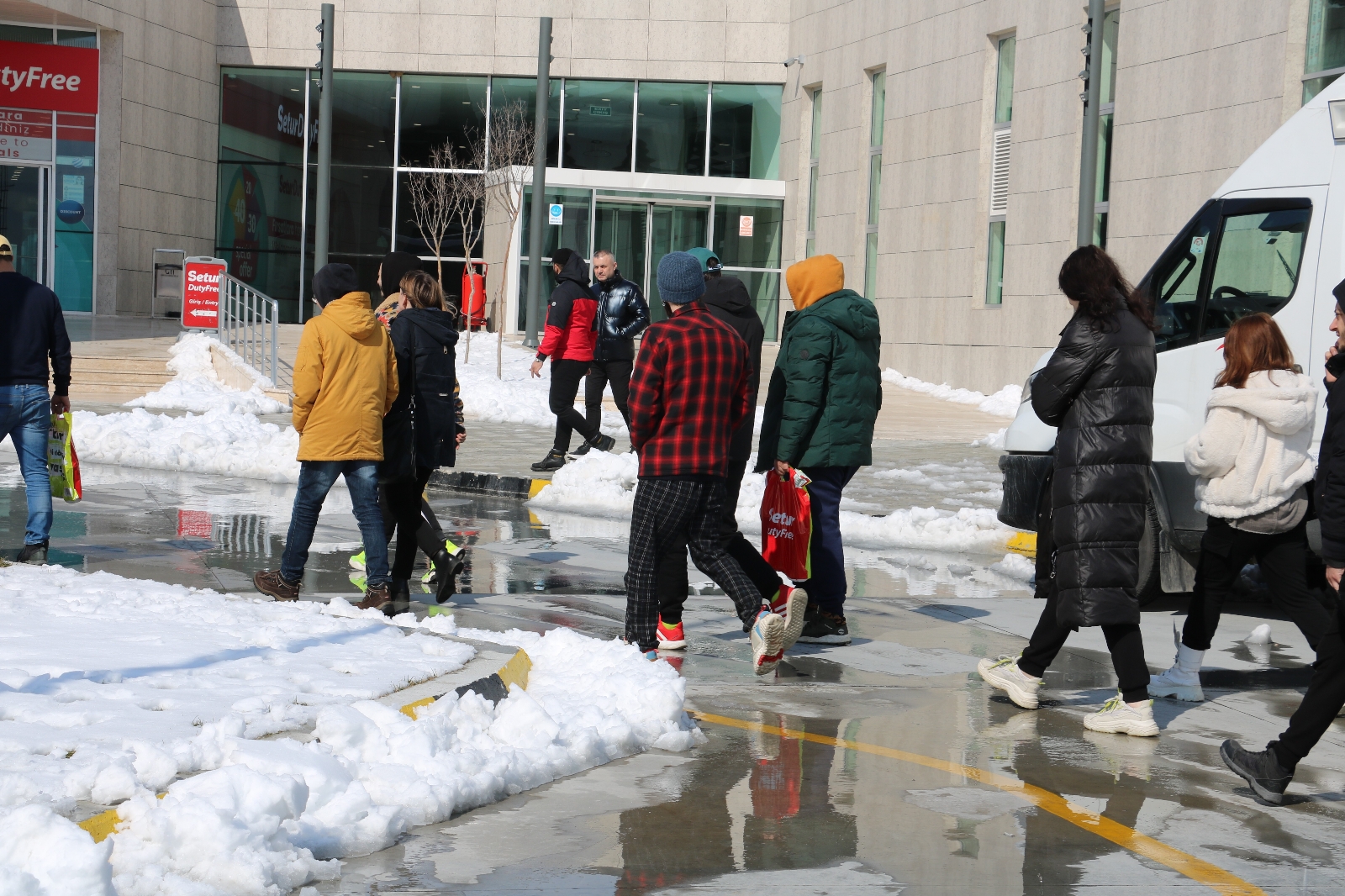 Ukrayna’dan Türkiye’ye dönen vatandaşlar: 1 saat erken çıkarak bombalardan kurtulabildik