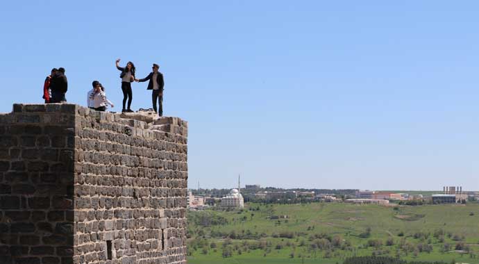 Diyarbakır surlarına çıkış yasaklandı