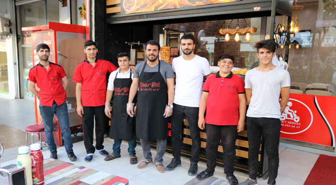 İş bulamayan mühendis ‘diplomalı’ dönerci dükkanı açtı