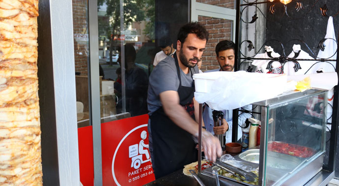 İş bulamayan mühendis ‘diplomalı’ dönerci dükkanı açtı