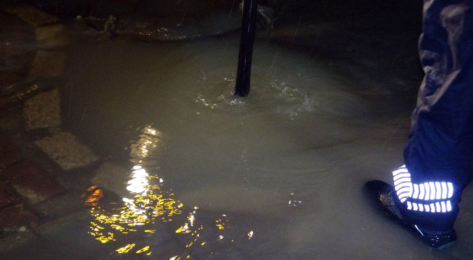 Dükkanını 2 metre su basan iş yeri sahibi gözyaşlarına hâkim olamadı