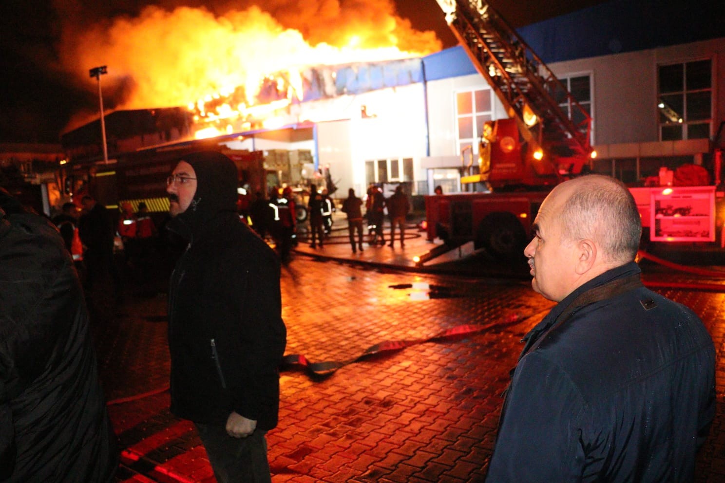 Düzce'de korkutan fabrika yangını! 5 saatlik çalışmanın ardından söndürüldü