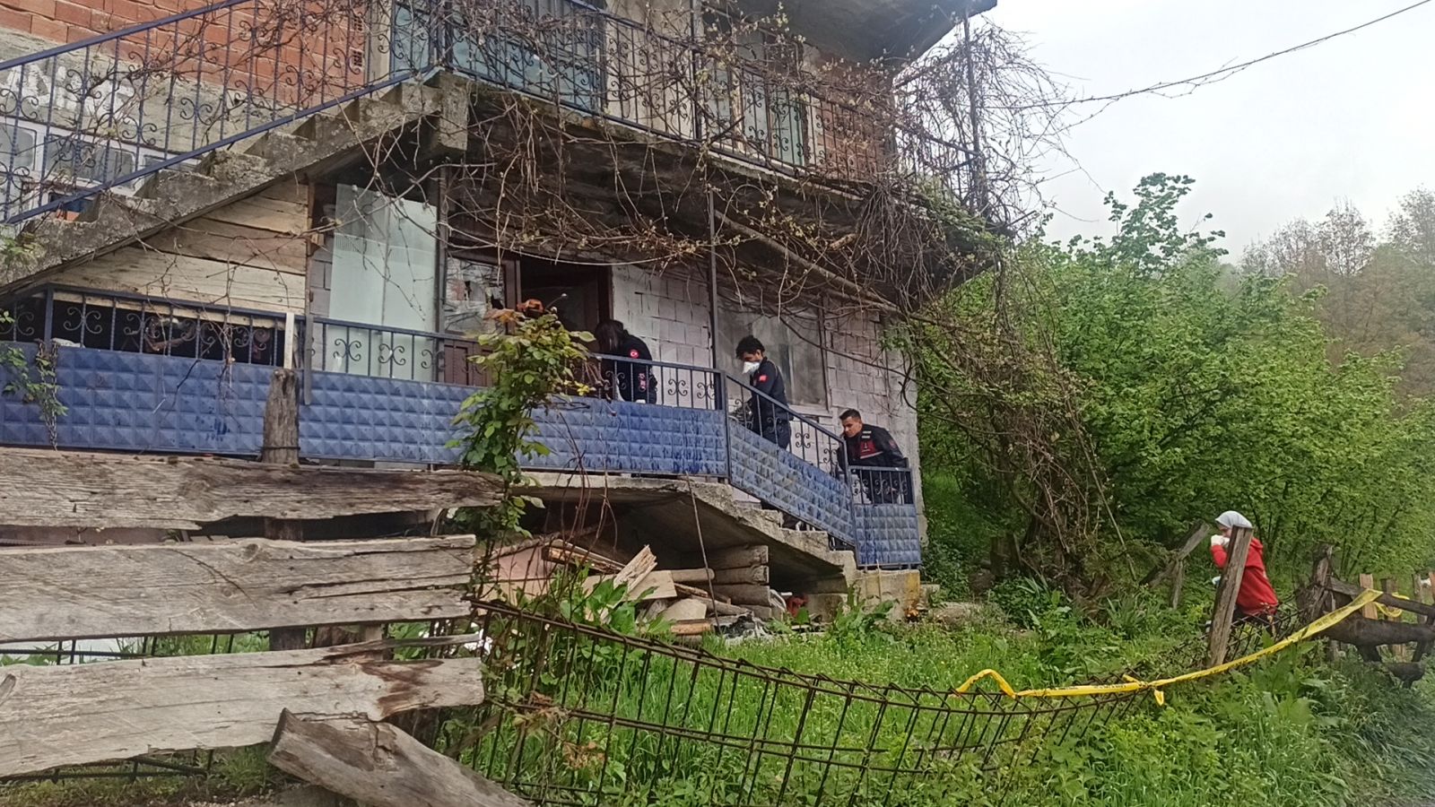 Bayram arifesin eşini öldürdü, oğlunu yaraladı